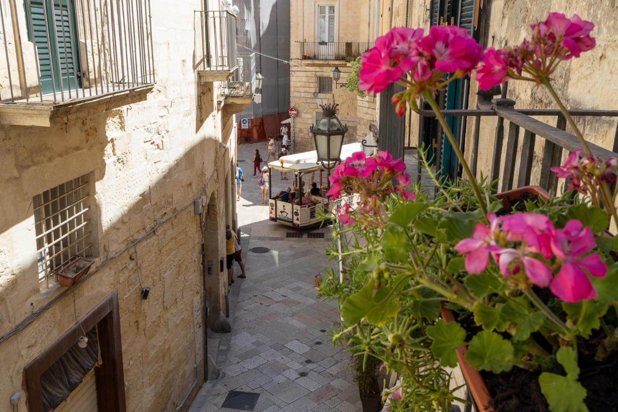 Palazzo Della Contessa - Suites & Breakfast Lecce Exterior foto